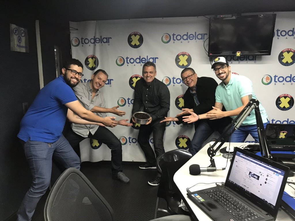 Hoy cumple años el gran <a href="/chechocano/">Checho Cano</a> y todo el equipo de #MañanasX le rindió un pequeño homenaje. <a href="/joaquinperezr1/">Joaquin Pérez R.</a> 🎉 <a href="/GabrielPosada/">Gabriel Posada</a> 🎉 <a href="/estebanerc7/">Esteban Restrepo Correa</a> 🎉 <a href="/EmanuelCaPa/">Emanuel Cano Paniagua</a> 🎉