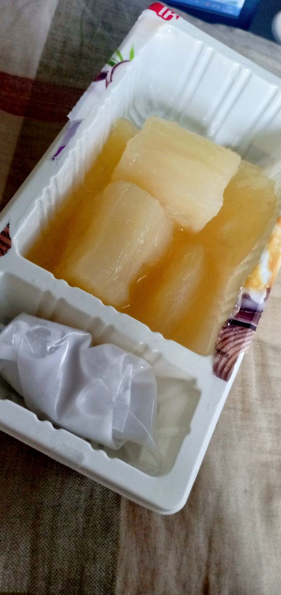 MaprangNct's tweet photo. มาถึงจุดที่มีมันเชื่อมขายในเซเว่นแล้วว อร่อยกว่าที่คาดไว้อีกก ตัวเนื้อมันหนึบๆกำลังดีไม่แข็งหรือนิ่มเกินไป น้ำเชื่อมก็ไม่หวานมากราดกับกะทิแล้วตัดกันดีเลย ไม่มีไยเส้นแข็งๆด้วย เราชอบกินขนมไทยอยู่แล้ว อันนี้ดีเลยแหละ  #อร่อยไปแดก #รีวิวเซเว่น 22บาทนะ https://t.co/ZfmwAjndI8