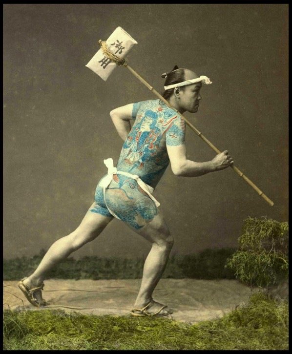 tkasasagi's tweet photo. Hikyaku(飛脚)or mail delivery runner in Edo period (16-18th century) they ran on foot or rode horse to deliver letters, money, or items between Kyoto and Edo (Tokyo). The fastest time they could deliver was 72 hours. https://t.co/vpst3odHjb
