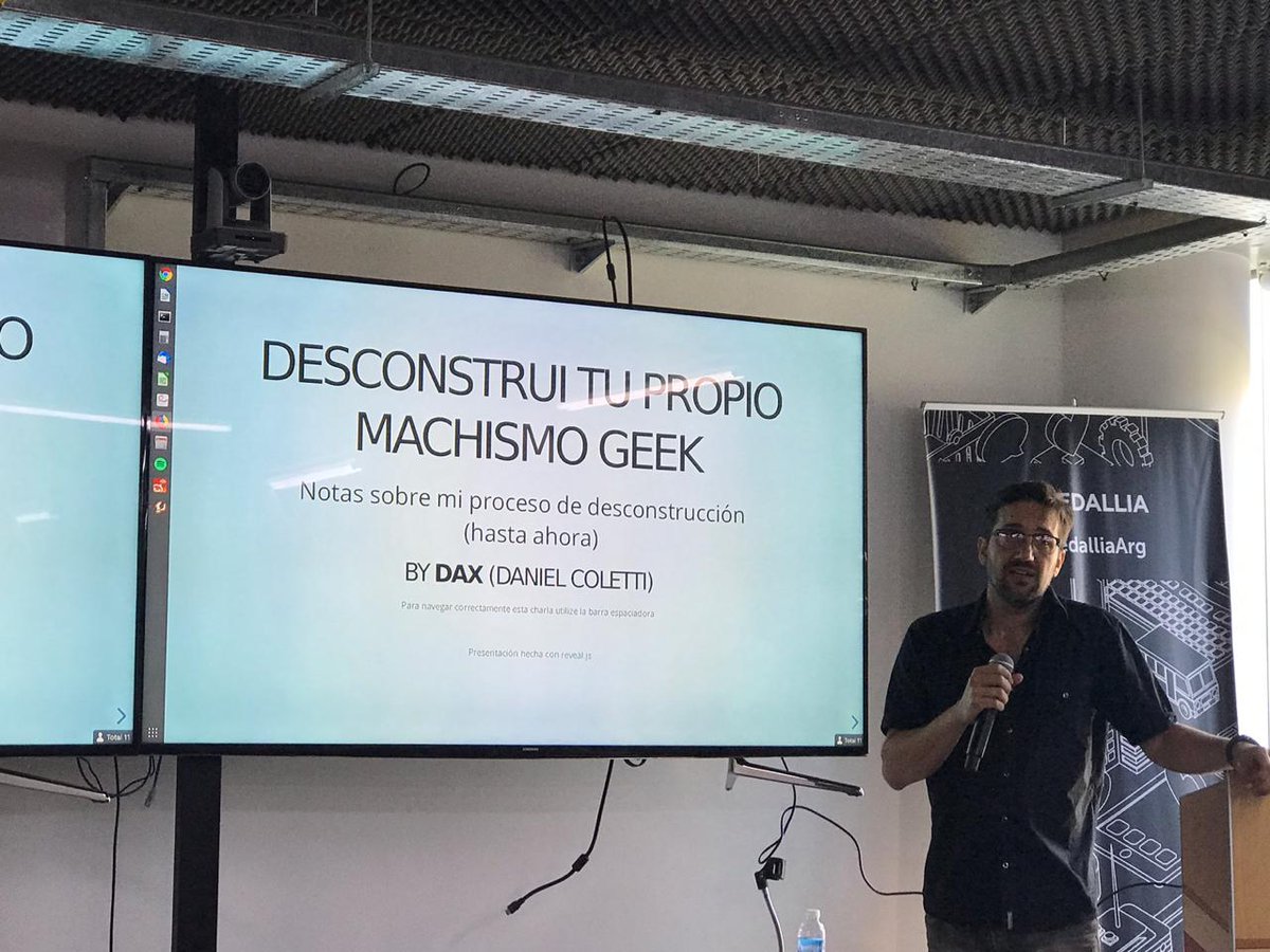 Disfrutando de la charla de <a href="/daxcoletti/">dax coletti 💚</a> sobre "Machismo en el ámbito Geek" 🙌