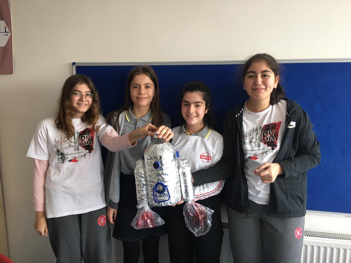 bahcesehir45's tweet image. 7. Sınıf öğrencilerimiz #Masterjuniour kapsamında gerçekleştirdikleri geri dönüşüm malzemelerinden uzay aracı tasarımlarını tamamladılar. @bahcesehir_k12 @dagozlem @ozgeeasln @fatlihann @pekgoz_harun