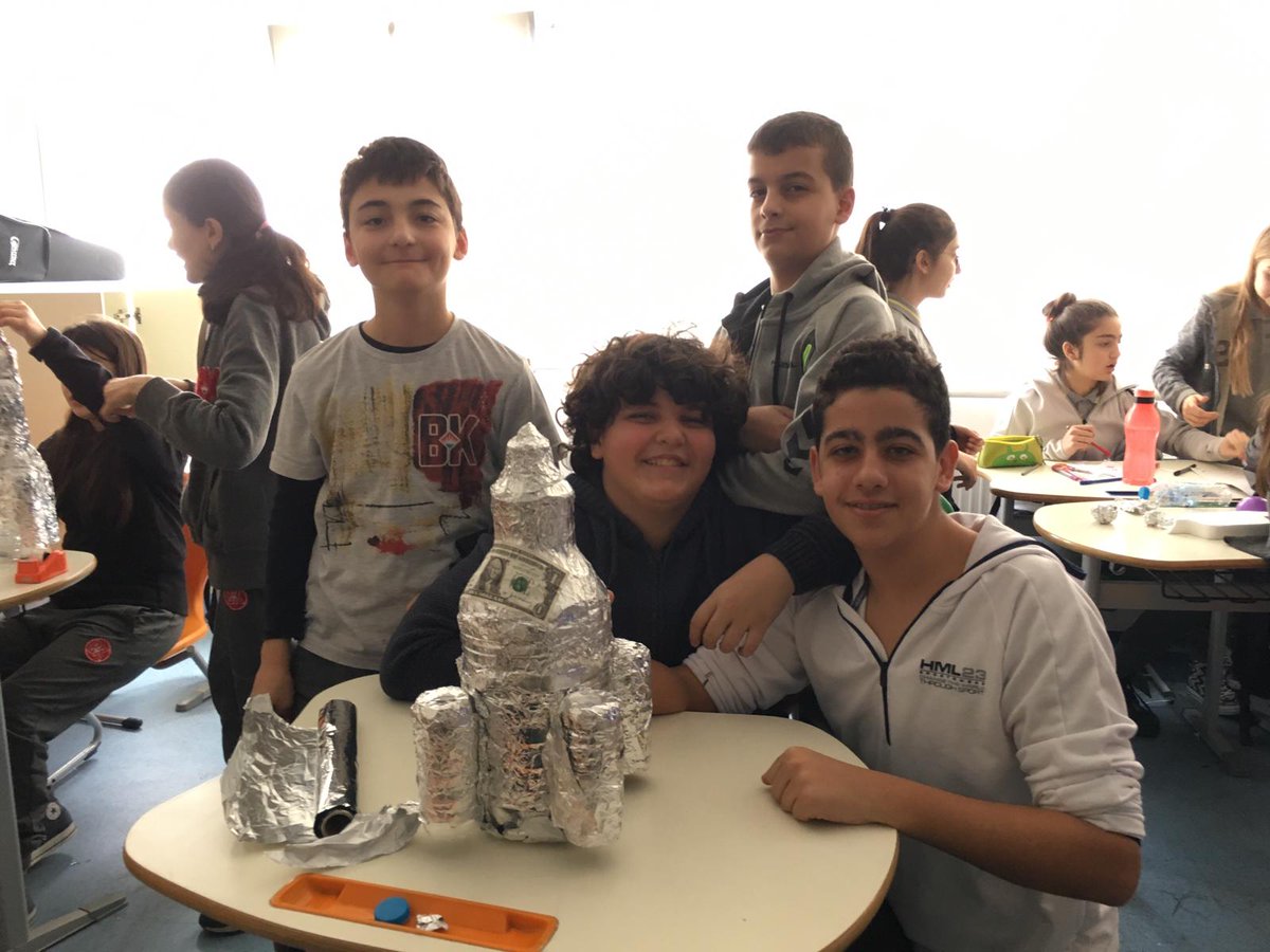 bahcesehir45's tweet image. 7. Sınıf öğrencilerimiz #Masterjuniour kapsamında gerçekleştirdikleri geri dönüşüm malzemelerinden uzay aracı tasarımlarını tamamladılar. @bahcesehir_k12 @dagozlem @ozgeeasln @fatlihann @pekgoz_harun