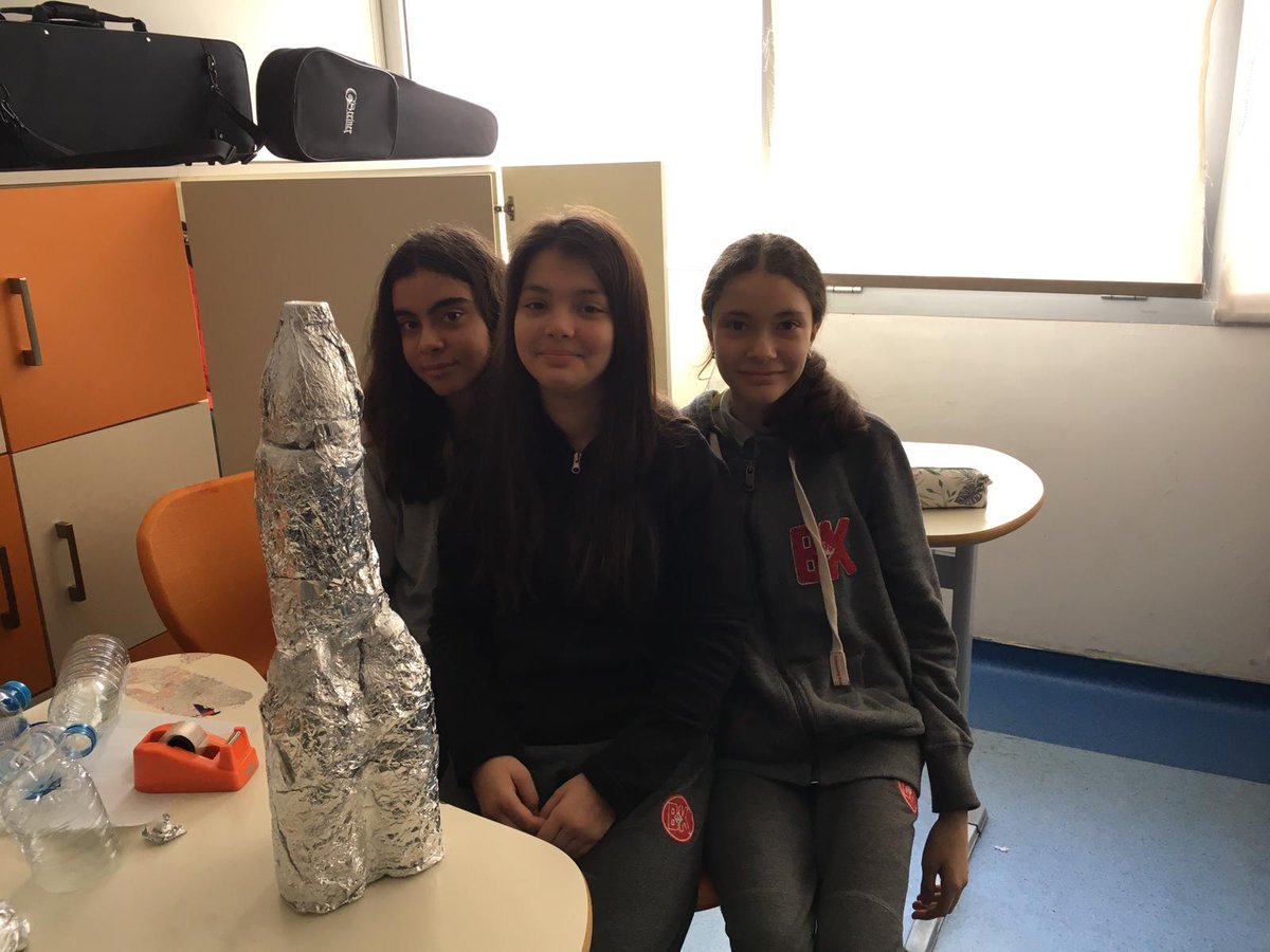 bahcesehir45's tweet image. 7. Sınıf öğrencilerimiz #Masterjuniour kapsamında gerçekleştirdikleri geri dönüşüm malzemelerinden uzay aracı tasarımlarını tamamladılar. @bahcesehir_k12 @dagozlem @ozgeeasln @fatlihann @pekgoz_harun