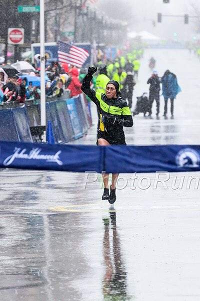 Boston26_2_Pro's tweet photo. Why Boston? 
“It’s the quintessential marathon; it challenges you the way a marathon should. Boston is the place you race if you want to learn about both your ability and your resolve.” -@des_linden https://t.co/VZJwxE8cJh