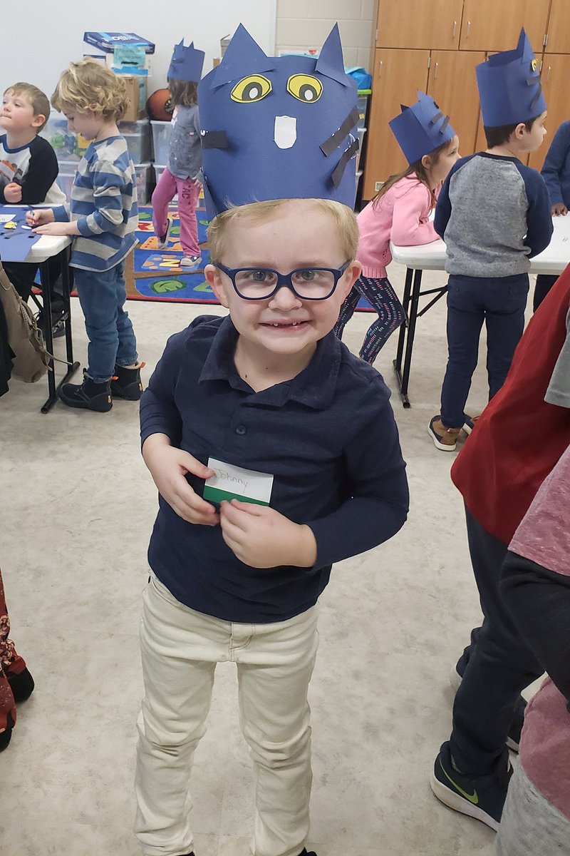 UnitedWayCapReg's tweet photo. Ready for School, Ready to Succeed and the @MbgAreaSD recently held a kindergarten pre-registration event at the Kindergarten Academy. Parents learned about the registration process while their kids read a Pete the Cat story and made their own Pete the Cat hats. https://t.co/qV262TdOqz