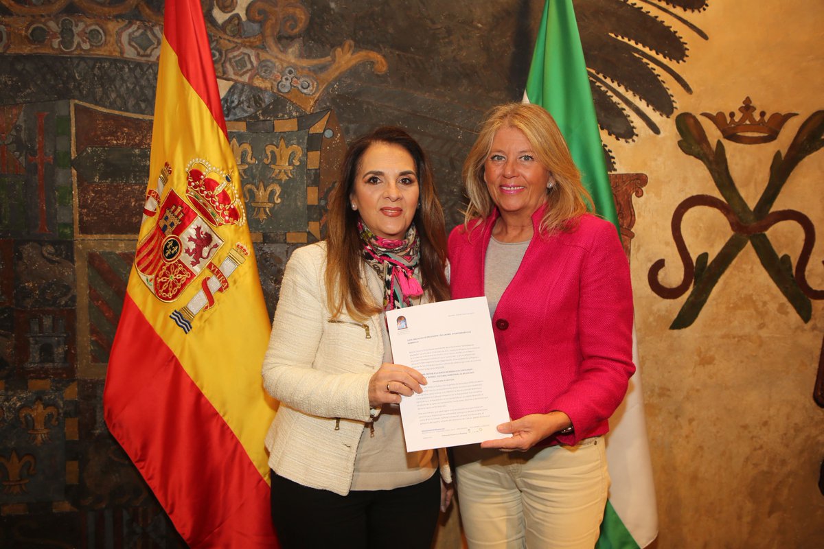 La alcaldesa @AngelesMunoz_ recibe en el <a href="/Ayto_Marbella/">Ayto. Marbella</a> al cocinero revelación en <a href="/madridfusion/">madrid fusion</a> 2019 Fernando Alcalá, de <a href="/kavamarbella/">Kava Marbella</a>; las mujeres de trono de la hermandad de Santa Marta y la Asociación de Belenistas de Marbella.