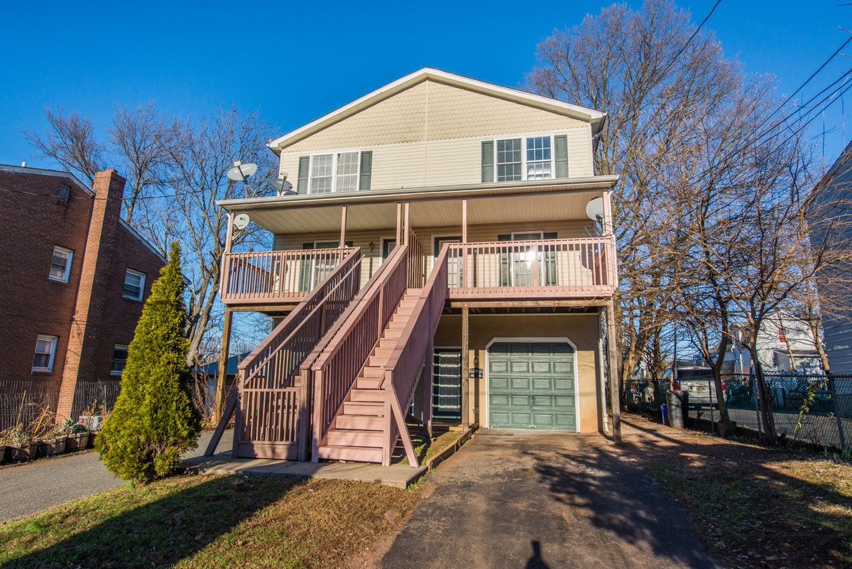 MichelleRemaxNJ's tweet photo. Half Duplex in convenient location in New Brunswick. 3 Stories, new SS appliances, Granite kitchen and much more! Call me for more information. #REMAX #REMAXDIAMOND #MICHELLERIZZO #NEWBRUNSWICK #NJHOMESFORSALE #REMAXHUSTLE https://t.co/Vfh0L9ZGZP
