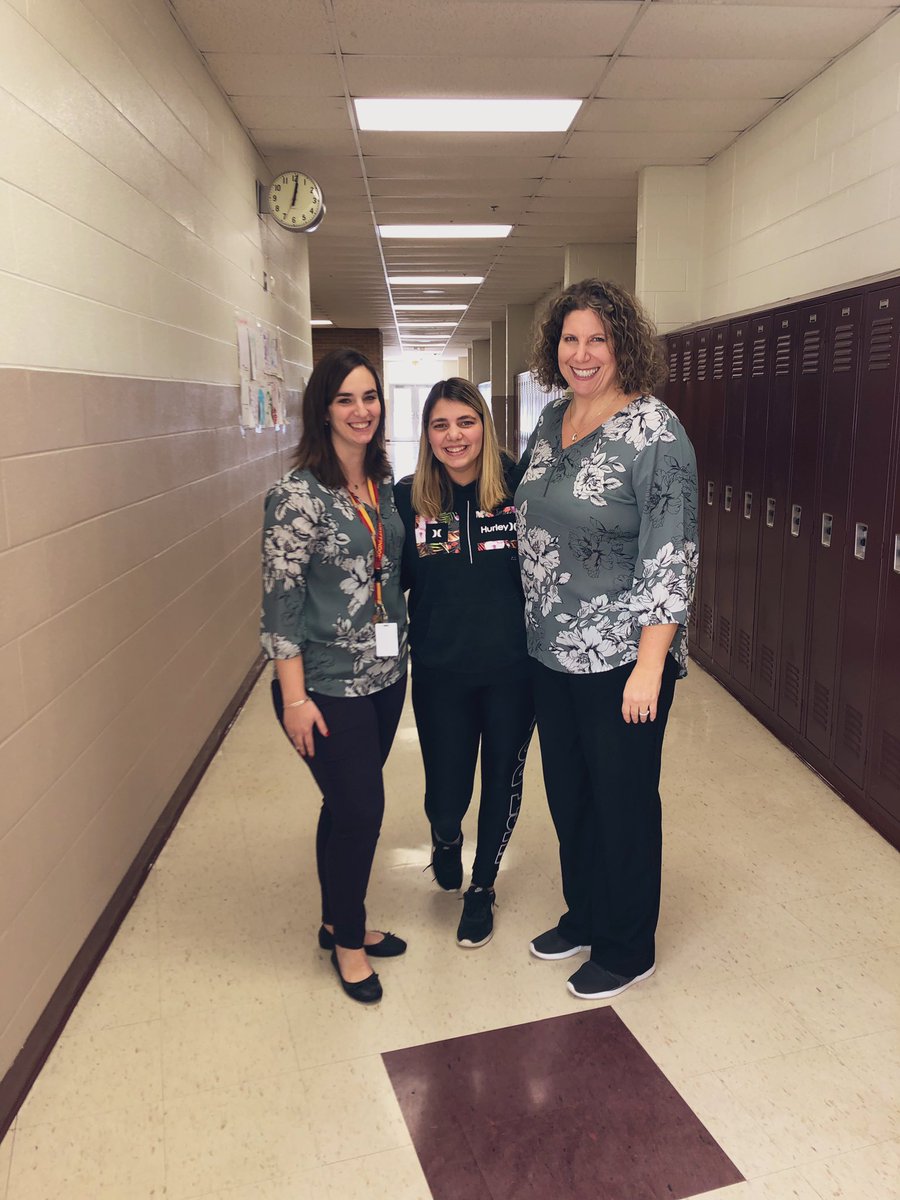 kayyy538's tweet photo. This picture was a process and non stop laughing but look at my favorite teachers matching.🤩💛 #favoriteteachers #proudstudent #bestfriends #goals #thankyouforallyoudoforme #loveyouguys #favoriteclass #chemrocks https://t.co/jZFioCZcoo