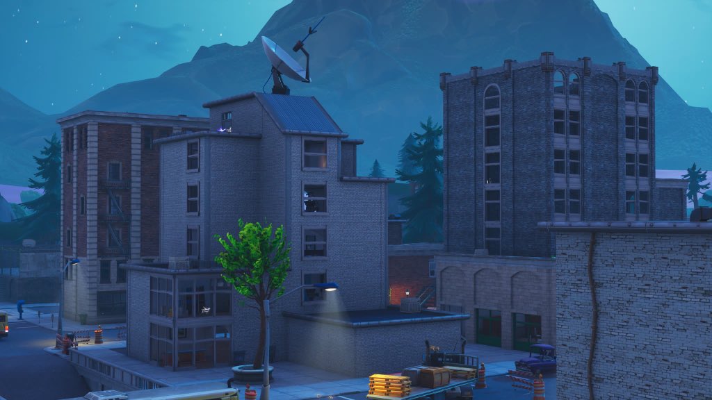 FNBRLeaks's tweet photo. An earthquake will occur in about 43 minutes and its expected to destroy the building in Tilted Towers. 

via/@FortniteBR https://t.co/UNI1OTlOZ5