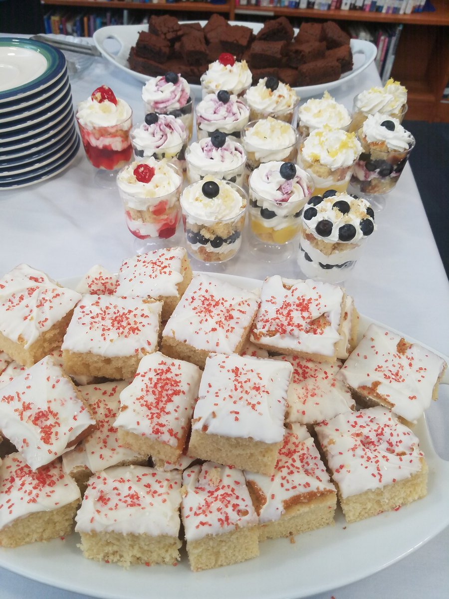 PeoriaUnified11's tweet image. The @KellisHS Culinary Arts students are spoiling our #SpringFieldTrip attendees w/ this meal. YUM!