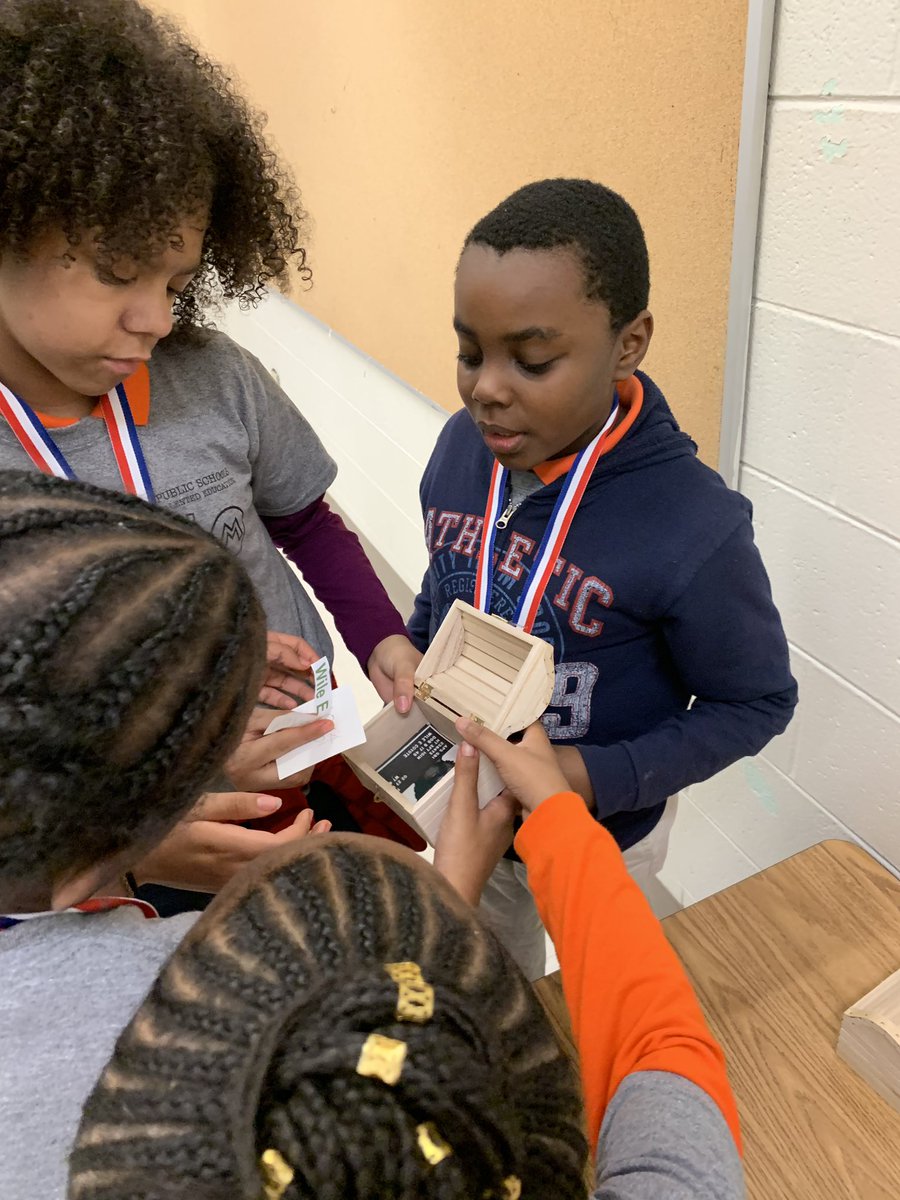 apsitwilson's tweet photo. Student investigators work together to capture art thief #APSGiftedSTEAM @APSInstructTech  @apsupdate  @apsiterin https://t.co/nY4YBQMmAQ