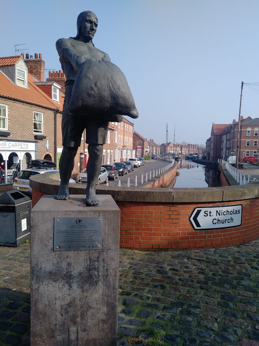 Another lovely town walk, this time along Beverley Beck.  There is so much history check out this site for details buff.ly/2SrYXrP .  When we walked on Sunday there were fishermen along the shore #walking #eastyorkshire #beverley #History #fishing buff.ly/2tIt84i