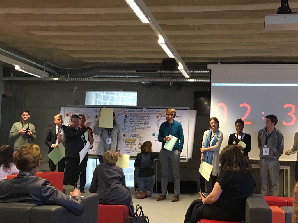 jpberthet's tweet photo. Retour sur le #hackapprendre @LouvainLL @UCLouvain_be Le Groupe 8 : Le pitch, la photo et la facilitation graphique https://t.co/63RfmvO0BO