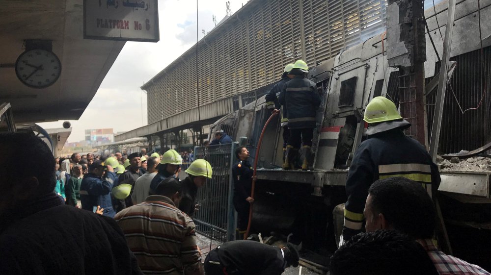 Evarrer's tweet photo. Egypt: Dozens killed in crash and fire at Cairo train station https://t.co/VqIBkLUjdy https://t.co/i6w7ky3Grf
