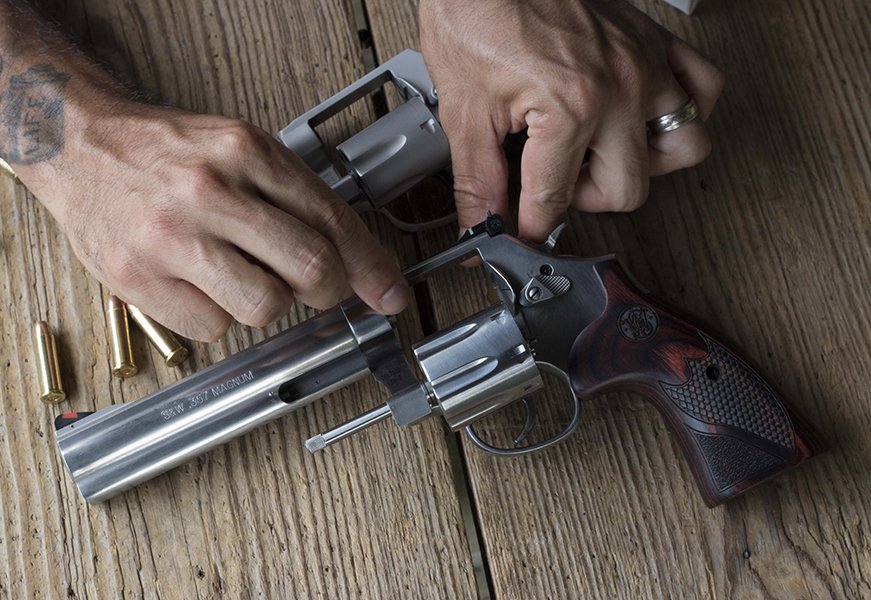 Smith_WessonInc's tweet photo. Need to adjust the sight on your M686? Follow these simple steps https://t.co/8Tzakq4kY2 (Page 25, User Manual) #rulesofsafety #firearmsafety #model686 #smithandwesson #revolvers #gunmaintenance #wheelgunwednesday https://t.co/1v9Cv51rkP