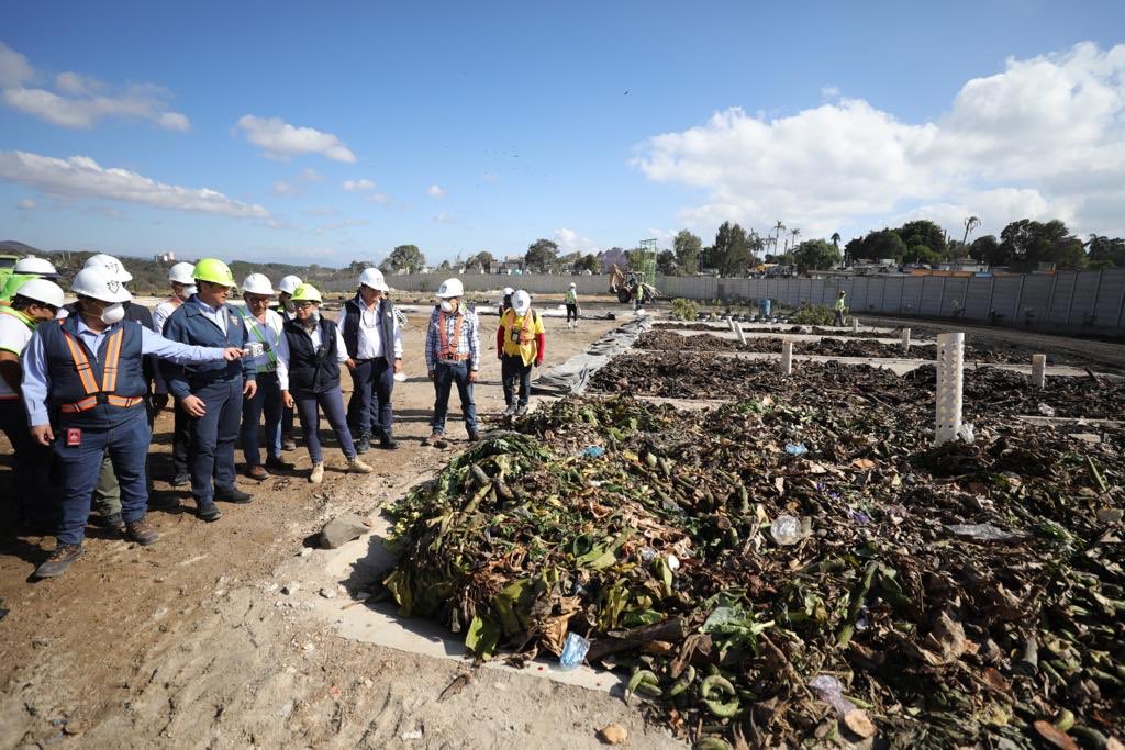muniguate's tweet photo. 🌳Como parte de los proyectos ambientales del relleno, un total de 28,802m2 de área ha sido recuperados logrando su reforestación con más de mil árboles sembrados y la implementación de un programa de compostaje. ♻   

#GuatemalaValeLaPena 
#MuniGuate https://t.co/iZtHX8XmNB