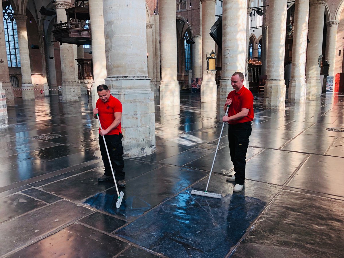 Robert en Sven van Rojan Diensten zijn momenteel bezig met een zware maar secure klus: de zerkenvloer van de #Pieterskerk #Leiden wordt van een nieuwe waslaag voorzien. Ruim 3000 vierkante meter kan er straks weer een jaar tegen aan.

Toppers! 😄💪