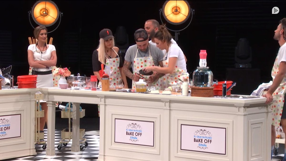 ghoficial's tweet photo. Ylenia: "Iros de verdad, estamos trabajando. Soy la líder y si digo que os vayáis, os vais"
Sofía: "Nos vamos si nos apetece no porque nos lo digas tú"
Ylenia: "Es que yo aquí mando, no sé si lo captas"

> https://t.co/wDI1Yir6u5 #GHDÚO27F https://t.co/Bq4jg7FSDa