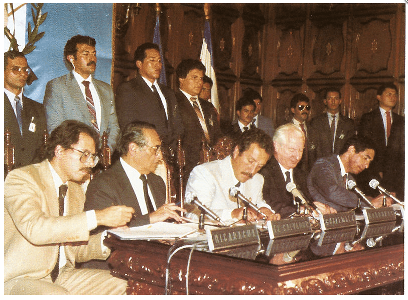 Kaosama3's tweet photo. Históricamente el FLSN ha sido un partido político dialogador de acuerdos y negociaciones, grandes acuerdos se dieron recordemos SAPOA Y ESQUIPULAS, hoy una vez más a negociar entre Nicaragüenses por la paz y el progreso #YoConfioEnDOS #LEALTAD #Disciplina #PLOMO19 https://t.co/rbse51wIhQ