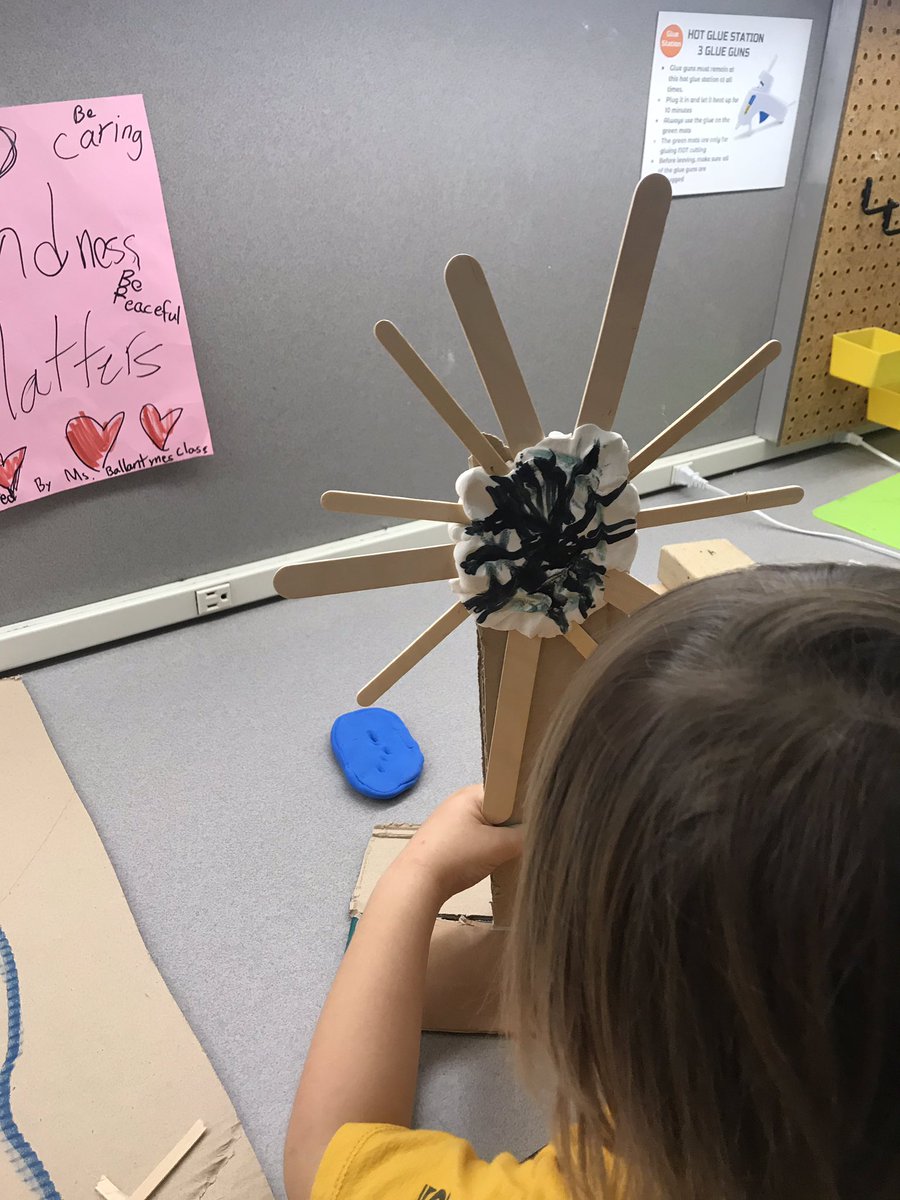 SpicewoodPYP's tweet photo. Construction is underway in Kindergarten! Students applying their learning about systems and communities to #makerspace their own city. #SWESInnovates #rrisdpyp #creativity @keatingkellie1 https://t.co/fHvZHCnIWN