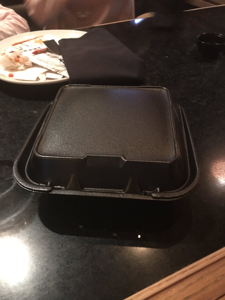 kznit's tweet photo. 黒い持ち帰り用ボックス初めて見た。
#ToGoBox
#TakeoutContainer
#テイクアウト https://t.co/6O9mJvk7p3