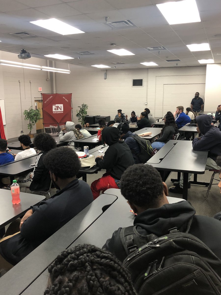 itsbrentdean's tweet photo. Time: Two months left in high school                         Quarter: Your final high school year      Seniors: You must W.I.N the game and get 28 credits!!! 🎓Shout out to @Jkellem20 for motivating c/o 2019! @DrJonesMason @MetroSchools @MyFutureMyWay @jillspeering https://t.co/3idxm9yBJm