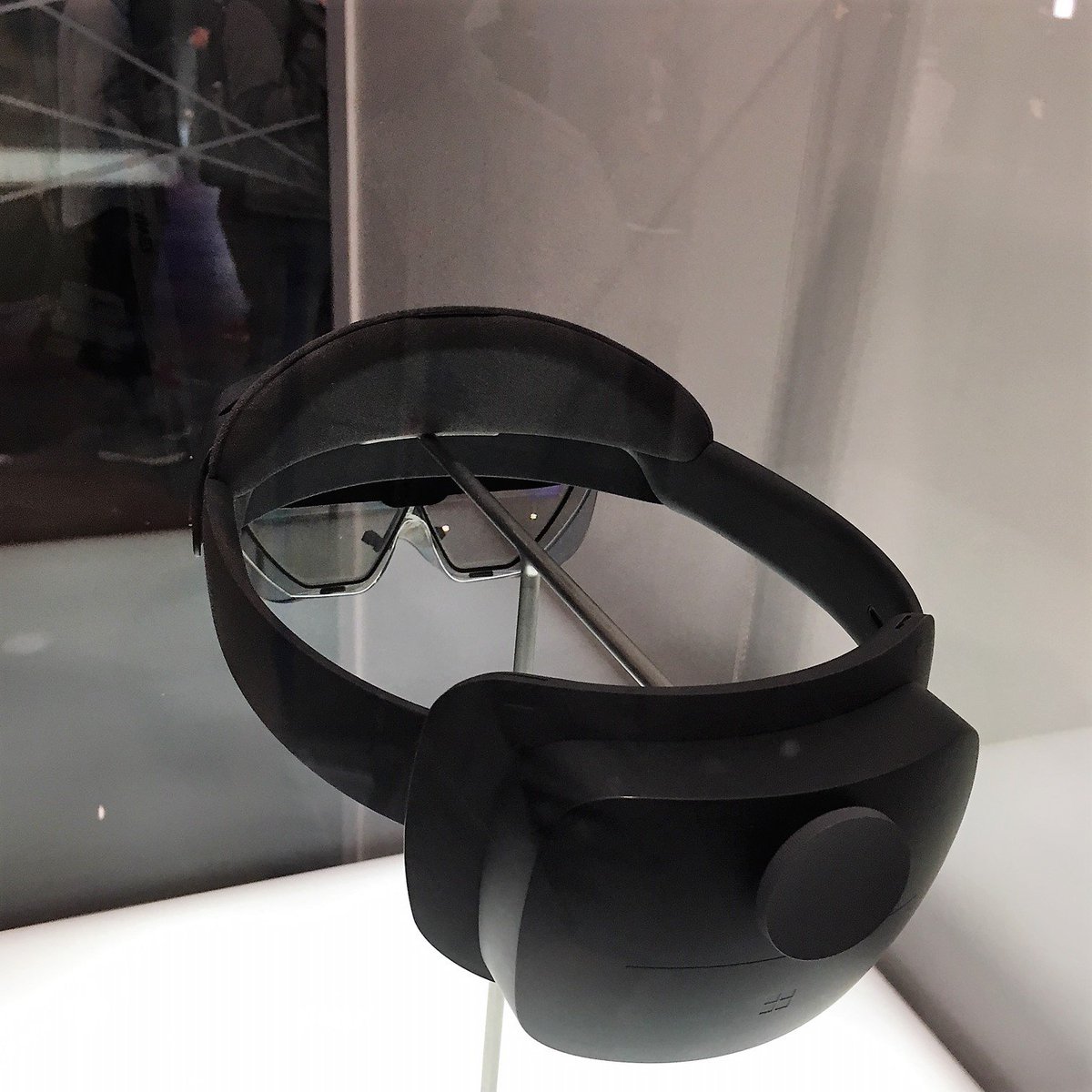 zuehlke_group's tweet photo. ...And this is how we fell for @HoloLens 2! Our @gundelsw  joined Microsoft at @GSMA #MWC19 in Barcelona to test it. ''The device is amazing! @MicrosoftD made some big steps forward concerning usability, field of view, interaction, sensors and comfort.'', he reported. https://t.co/UbtUF4cDA0