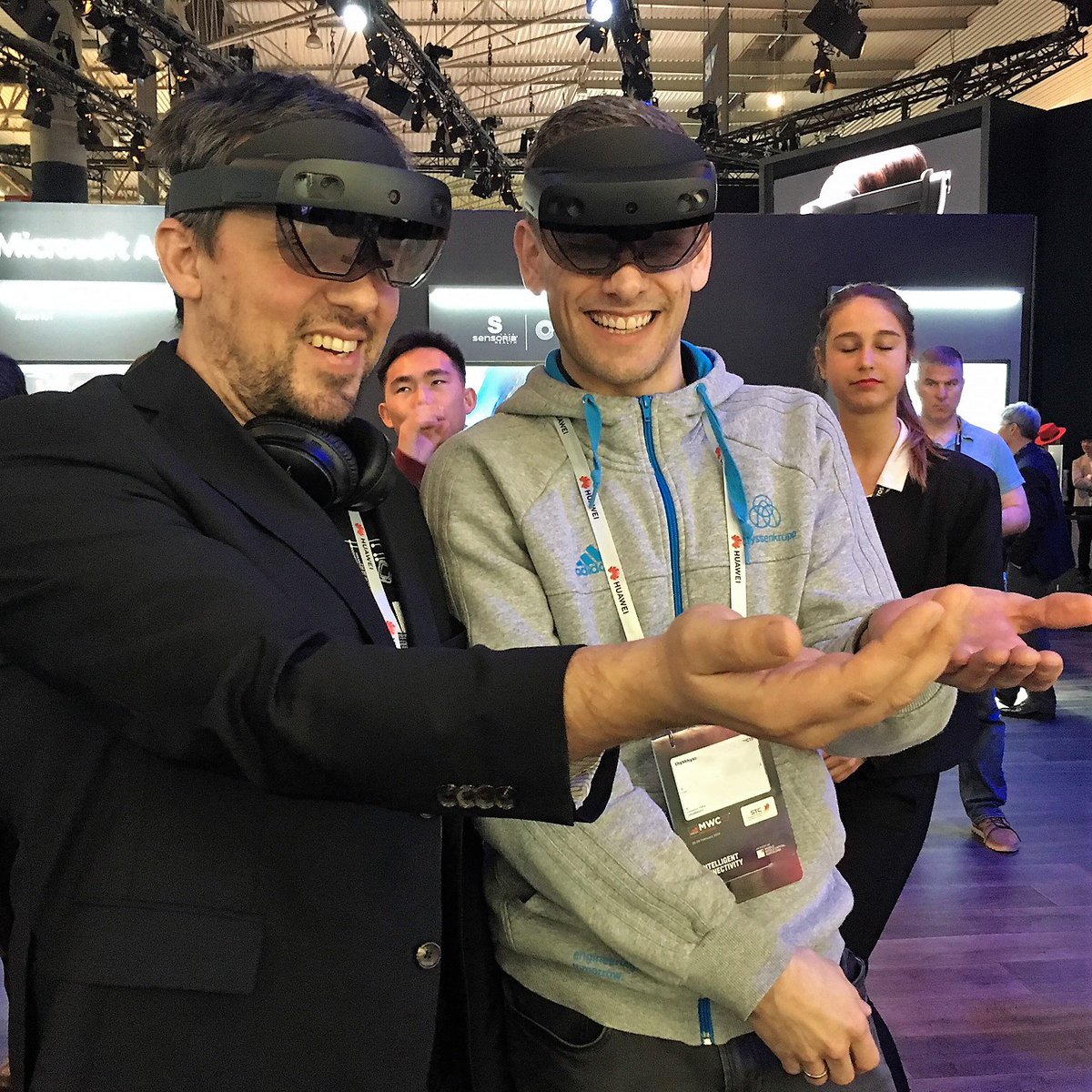 zuehlke_group's tweet photo. ...And this is how we fell for @HoloLens 2! Our @gundelsw  joined Microsoft at @GSMA #MWC19 in Barcelona to test it. ''The device is amazing! @MicrosoftD made some big steps forward concerning usability, field of view, interaction, sensors and comfort.'', he reported. https://t.co/UbtUF4cDA0