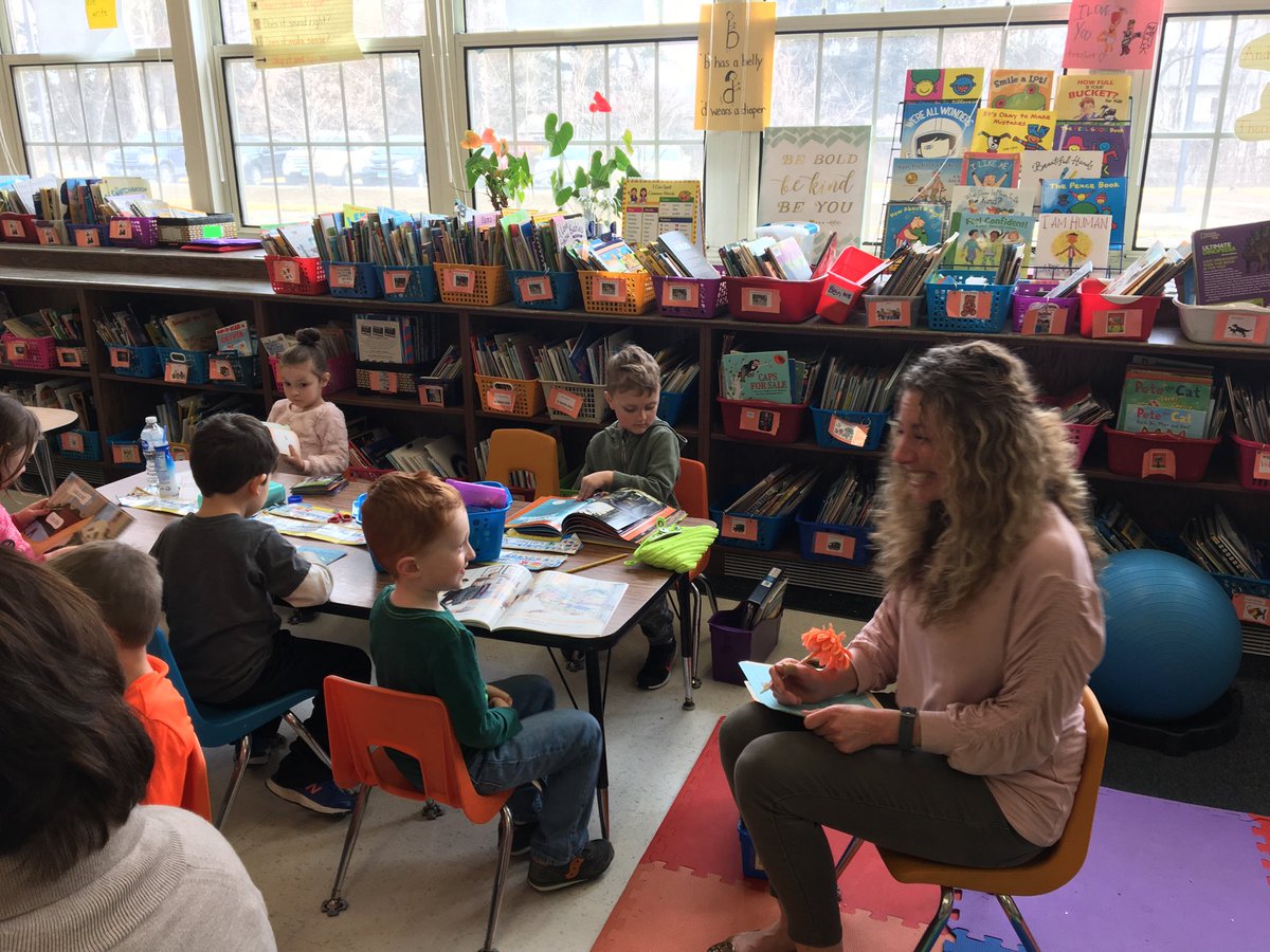 principal21's tweet photo. #newtownps Mrs. Pond listens to her Kindergarten students discuss their books during reading. Path to lifelong reading! https://t.co/V9QahSQxvR