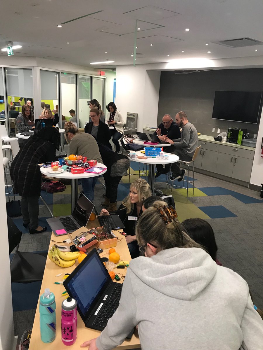 giradbi's tweet photo. En pleine créativité! #collabcepeo #créacamp https://t.co/o1EFuVQpNL