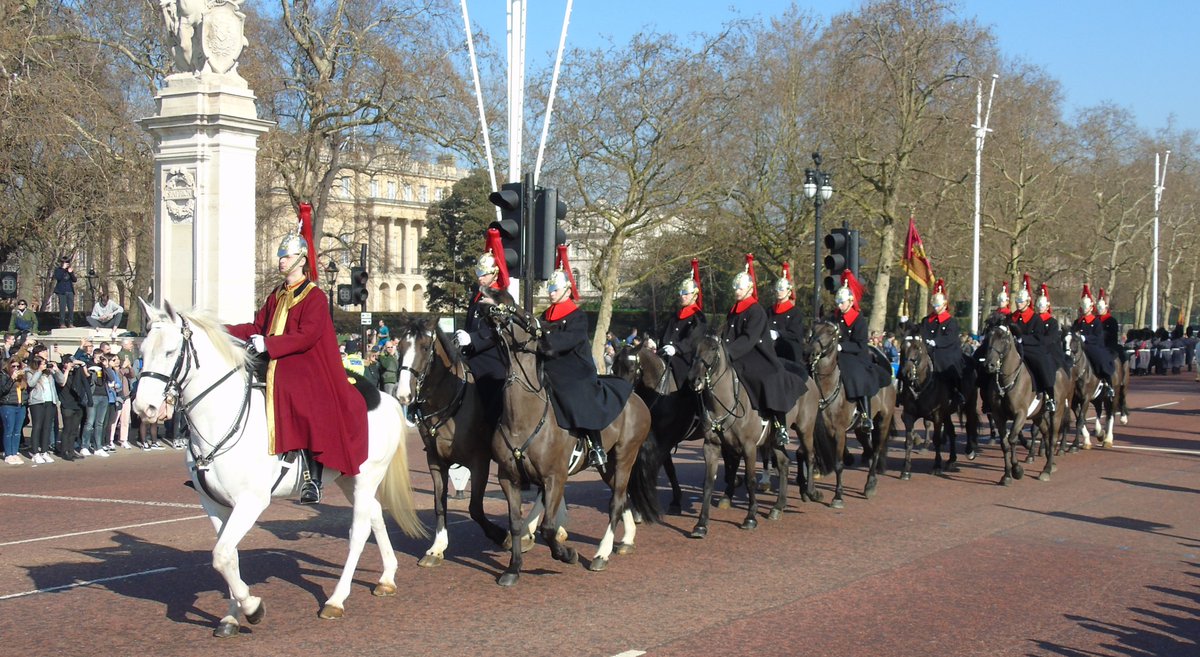bisset_philip's tweet photo. #gurkha #gurkhasinlondon #coldstreamguardsband #ScotsGuards #HorseGuards #London https://t.co/5uH4nN4uV2