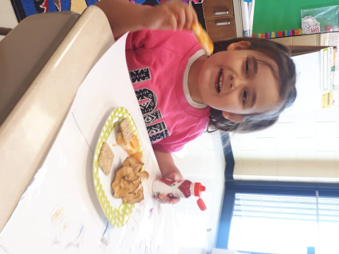 stjosephkillar1's tweet photo. Snack time in Killarney and apple chips are a hit!   @PublicHealthSD and #NFVP https://t.co/4cV8euX908