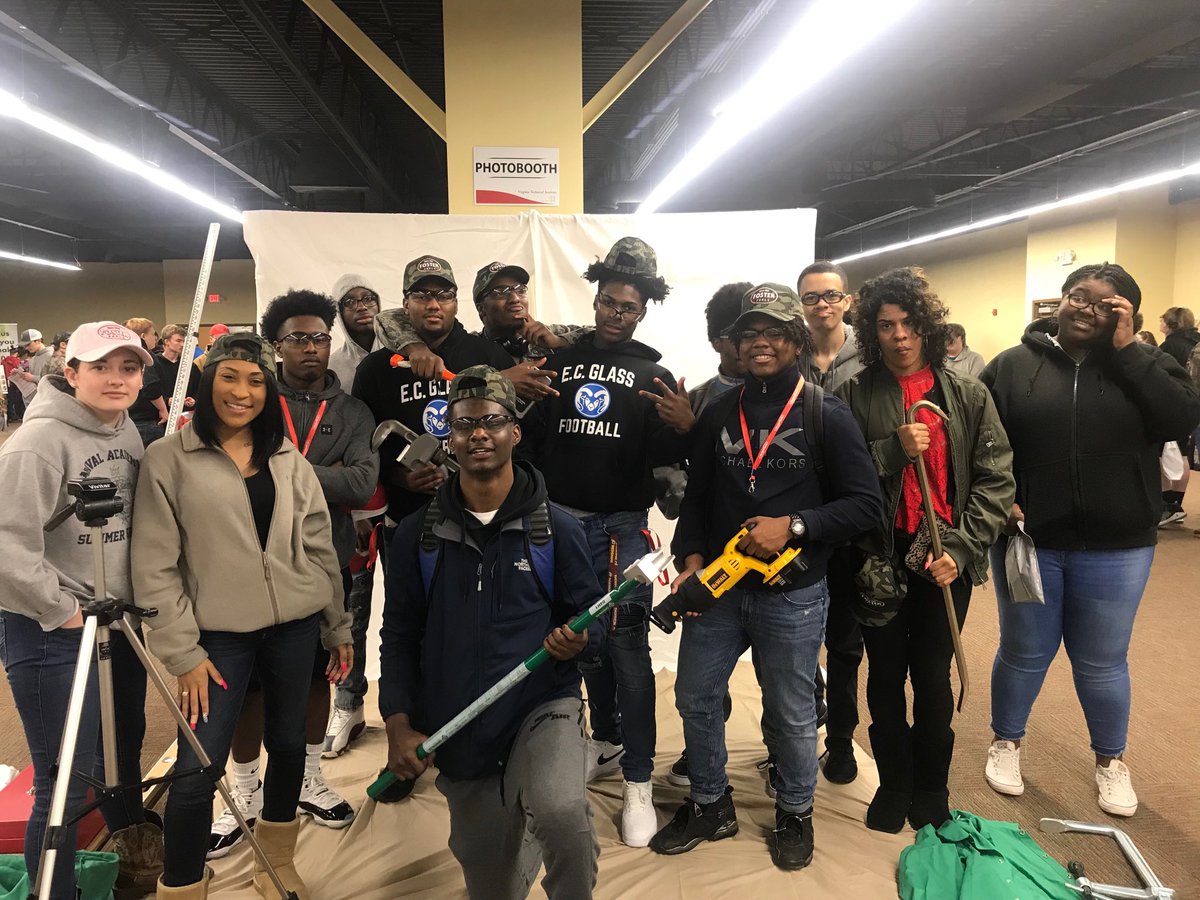 MegGraves12's tweet photo. Great time learning about different careers. Thanks VTI for a great day. #CTE #reinvestLCS ⁦@Ms_ETTyler01⁩ ⁦@ecghighschool⁩ https://t.co/CmS3fFGtZT