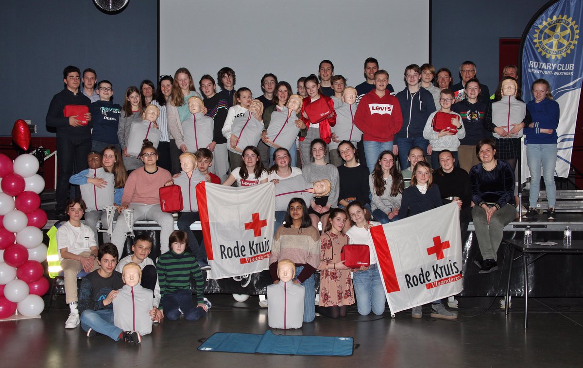Day 3 ❤️#cpr❤️ #aed @immaculata <a href="/depanne/">Frederic Leclerc</a> make the #firstresponder Great again! 💪@APARTINMEDIA <a href="/RodeKruisVL/">Rode Kruis-Vlaanderen</a> 400new trained lifesavers 🤟🚑