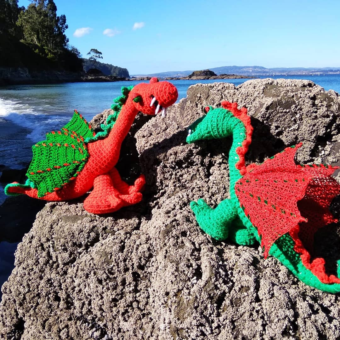 TiendaLanuxos's tweet photo. Avistamento de dragóns na praia de Morazón. #dragons #crochet #venta https://t.co/cIg8LItcUQ