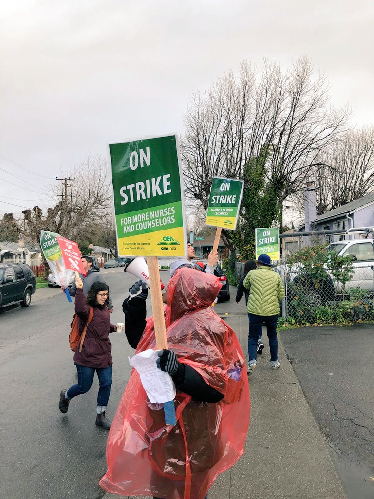 EastBayMajority's tweet image. Come rain or shine, we fight for Oakland all the time!

#redfored #OUSDstrike #Unite4OaklandKids @OaklandEA