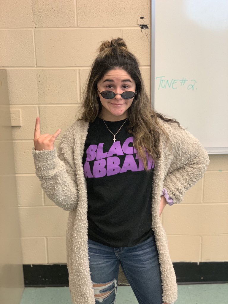 LindyCC2020's tweet photo. Decades day!! #rockon #lhsclasswars2020 🤘🤘 https://t.co/Kzaw13dRtV