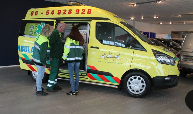 'Glimmende aanwinst' dierenambulance WOUDENBERG Tijdens een feestelijke bijeenkomst bij Forddealer Broekhuis in Zeist overhandigden manager bedrijfswagens Reinier Imminkhuizen en verkoper Dirk Staal de sleutels van... twib.in/l/6MxB7jRoXE8E