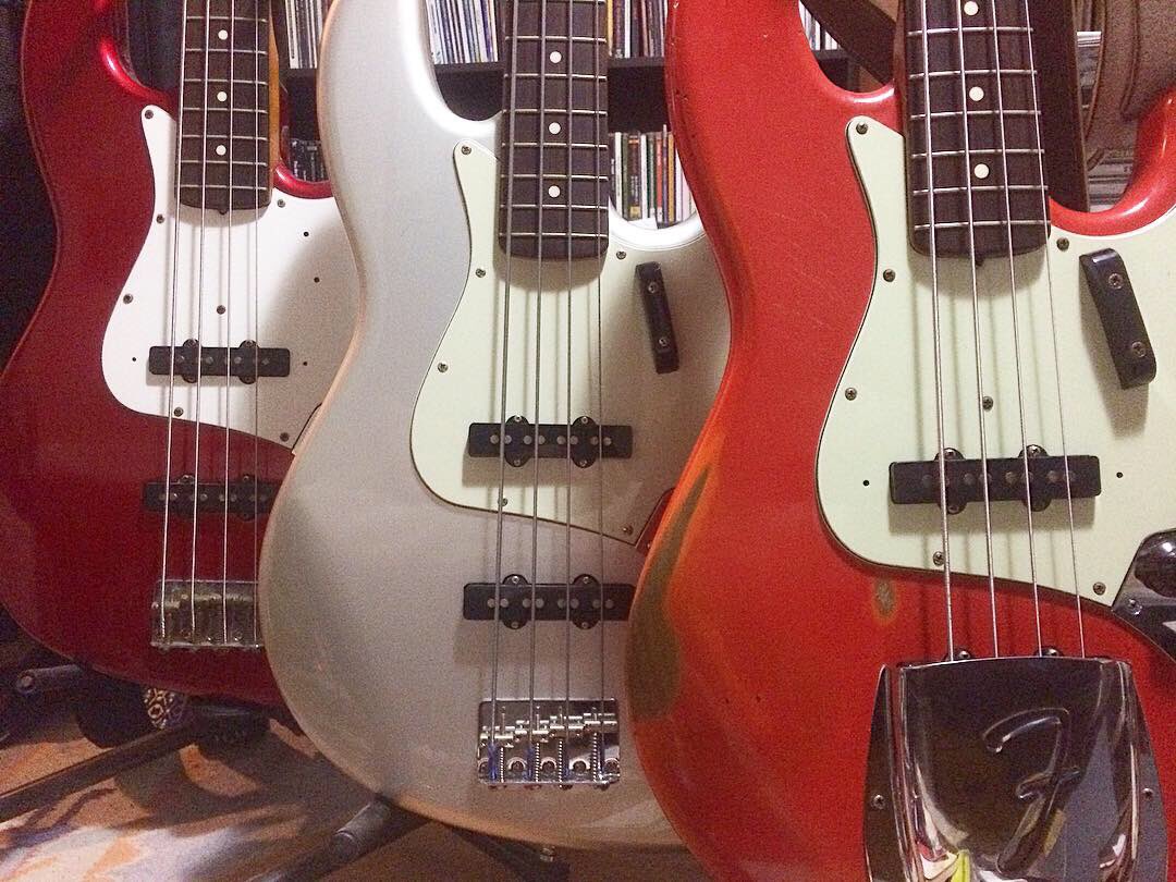 toshijb50's tweet photo. J・J・J
左から半音下げラウンド弦、レギュラーフラット弦、レギュラーラウンド弦。レアカラー、マッチングヘッドが大好物。
#bass #bassporn #fender #squier #fernandes #jazzbass #fiestared #incasilver #candyandred #rarecolor #matchinghead https://t.co/E768AlOcTI