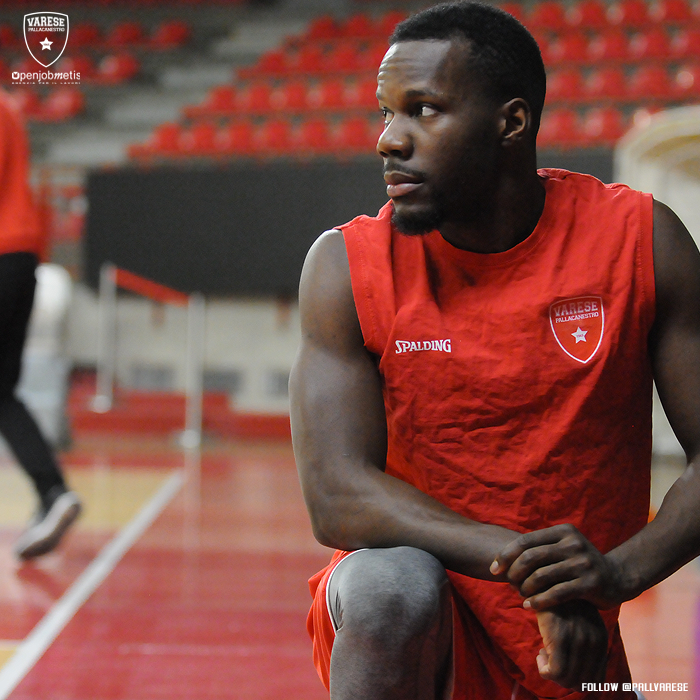 PallVarese's tweet image. ⚪🔴 Biancorossi in campo per la seduta di allenamento, #VarReg si avvicina! 😎 Tutti insieme #GOVARESE