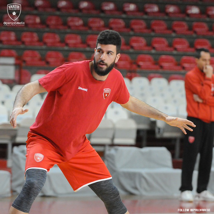 PallVarese's tweet image. ⚪🔴 Biancorossi in campo per la seduta di allenamento, #VarReg si avvicina! 😎 Tutti insieme #GOVARESE