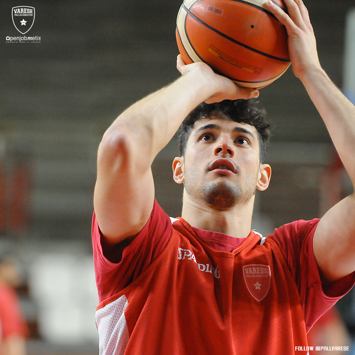 PallVarese's tweet image. ⚪🔴 Biancorossi in campo per la seduta di allenamento, #VarReg si avvicina! 😎 Tutti insieme #GOVARESE