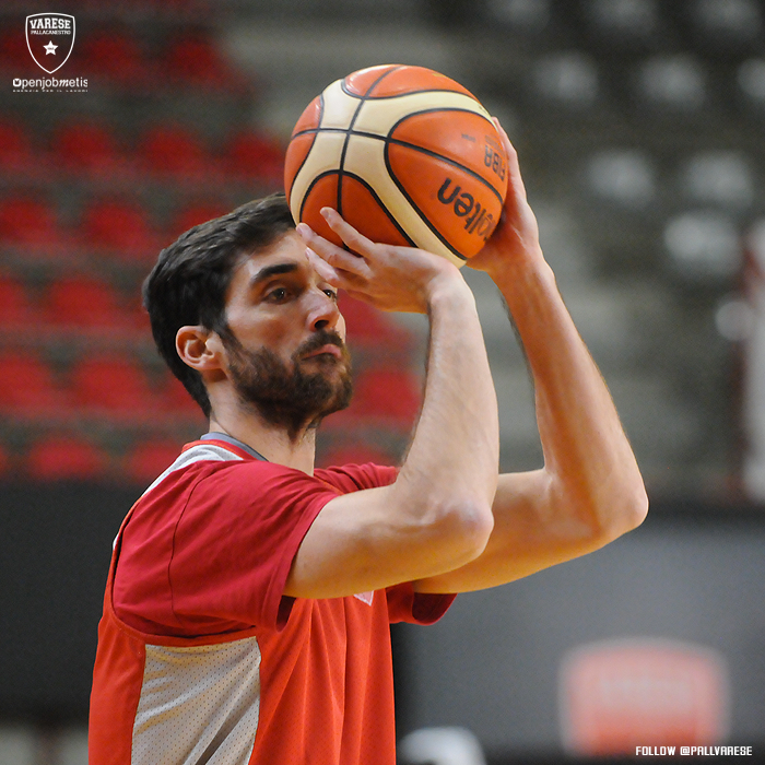 PallVarese's tweet image. ⚪🔴 Biancorossi in campo per la seduta di allenamento, #VarReg si avvicina! 😎 Tutti insieme #GOVARESE