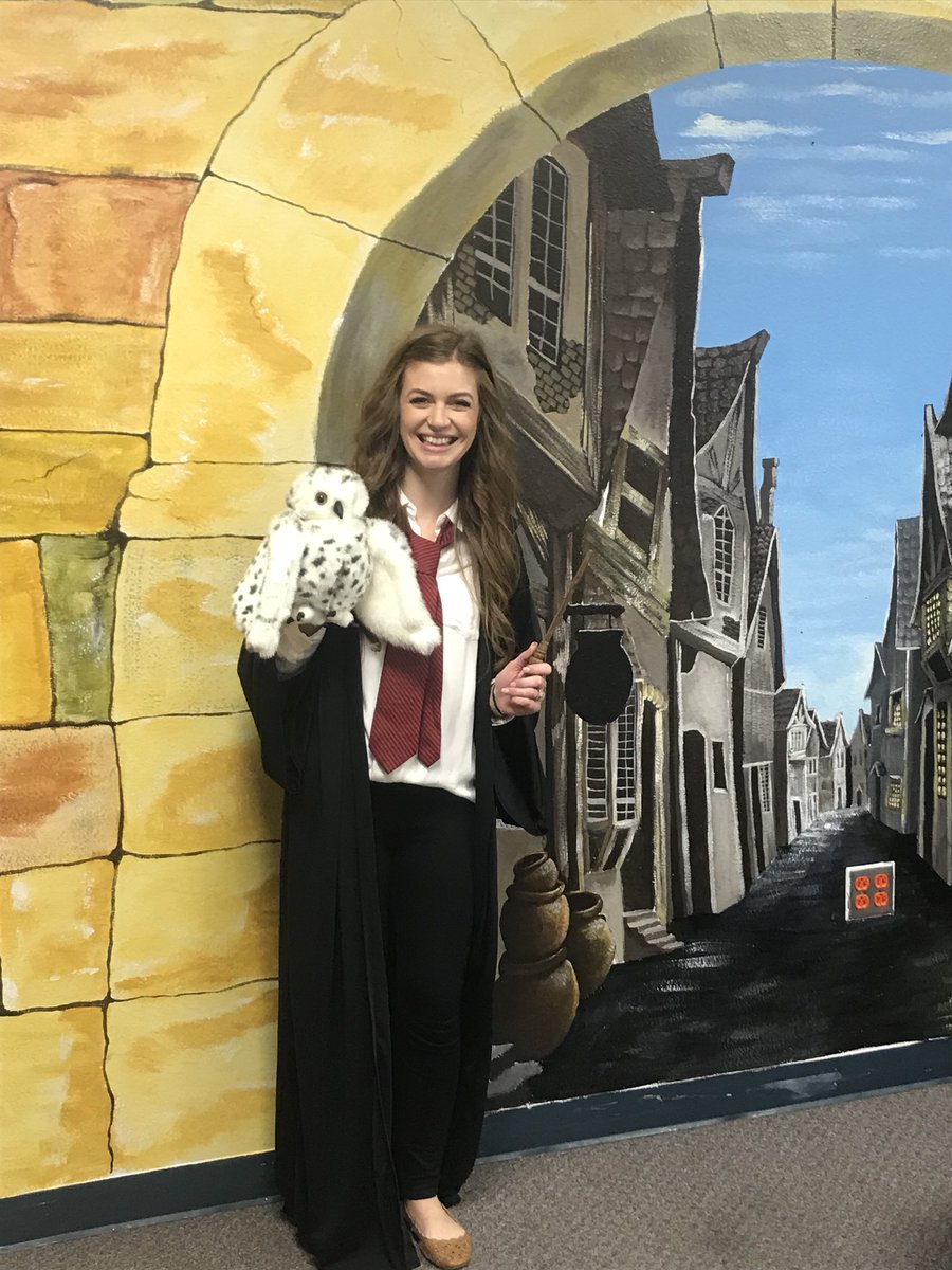 KrisanneStewart's tweet photo. 7th grade Ts @HillwoodMS transform their rooms (and themselves!) to bring their lessons to life for their Ss. Love their dedication to their kids. https://t.co/m79dmagKKL