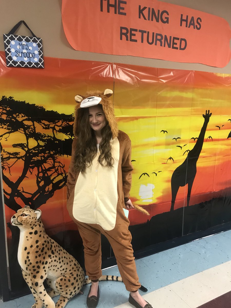 KrisanneStewart's tweet photo. 7th grade Ts @HillwoodMS transform their rooms (and themselves!) to bring their lessons to life for their Ss. Love their dedication to their kids. https://t.co/m79dmagKKL