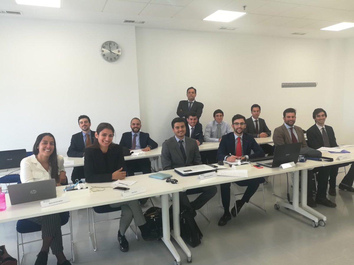 LoyolaMasteres's tweet photo. Nuestros estudiantes del Master Universitario en Dirección Financiera (#MUDF), han tenido sesión de valoración de empresas, con el profesor Antonio Barral. #liderazgo #posgrado #formacion #master #loyola #jesuitas #jesuita #sevilla #doshermanas https://t.co/fhszYD5fej