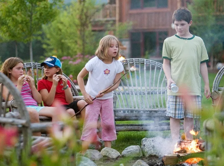 TrishNugent's tweet photo. Nightly s'mores in the #Adirondacks? Yes, please. 

8 Hotels With Free Kids Clubs in the United States (including my #client fave, @whitefacelodge) https://t.co/orIHSwGWvp via @thepointsguy https://t.co/YtyxF52EMC