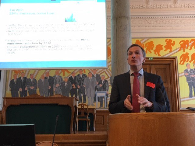 Ministerie_EZK's tweet photo. Denemarken wil in 2035 een volledig duurzame energievoorziening. DG @SandorGaastra is op de geothermieconferentie bij het Deense parlement om kennis uit te wisselen. Hij deelt NL ervaringen met #geothermie. Denemarken heeft veel kennis en ervaring met (duurzame) warmtenetten. https://t.co/50dG3ZtVpL
