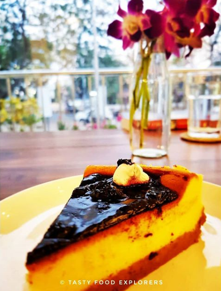 ExplorersFood's tweet image. Dessert Love in Temple City of India ❤️
.
This decadent Baked Blueberry Cheesecake is a prime example of the variety of food and architectural wonder that Bhubaneswar has to offer to tourists and foodies, alike! .
#Food #photooftheday #Bhubaneswar #Foodie #cheesecake #blueberry