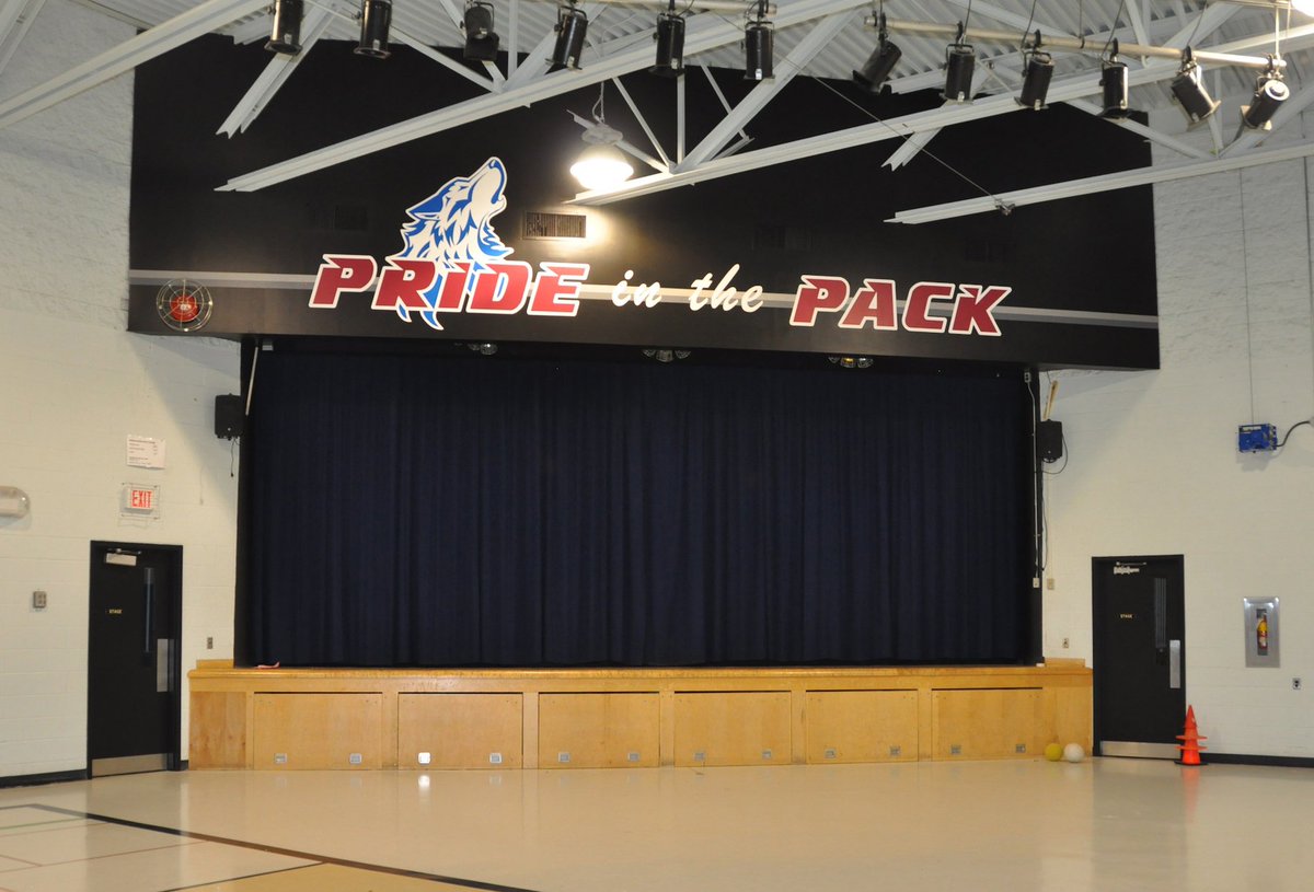 muralworks's tweet photo. Before and After! #prideinthepack #homeofthewolves #gymmural #schoolmural #graphicart #signpainting #muralworks #artshine https://t.co/RmPQ0suRev